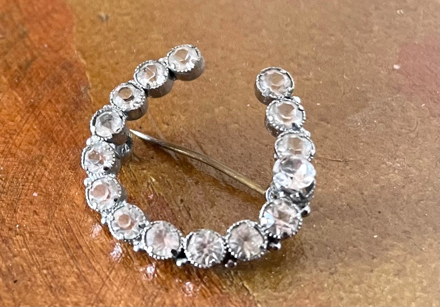 Vintage hoefijzer speldje met kristallen, Sieraden, Tassen en Uiterlijk, Broches, Gebruikt, Overige materialen, Zilver, Minder dan 4 cm