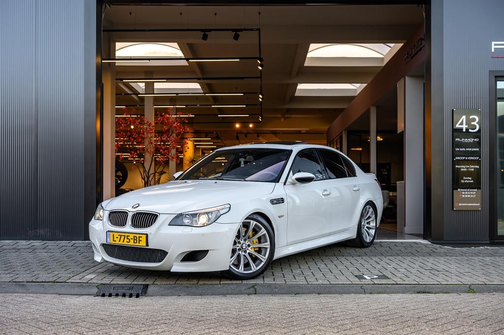 BMW 5-serie M5 in Alpine White|1e Lak |kettingspannerupgrade, Auto's, BMW, Bedrijf, Te koop, 5-Serie, ABS, Airbags, Airconditioning