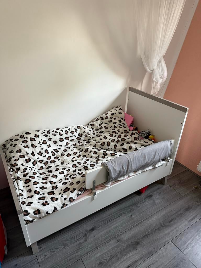 Complete kinderkamer: meegroeibed, kledingkast, commode, Kinderen en Baby's, Kinderkamer | Complete kinderkamers, Gebruikt, Jongetje of Meisje