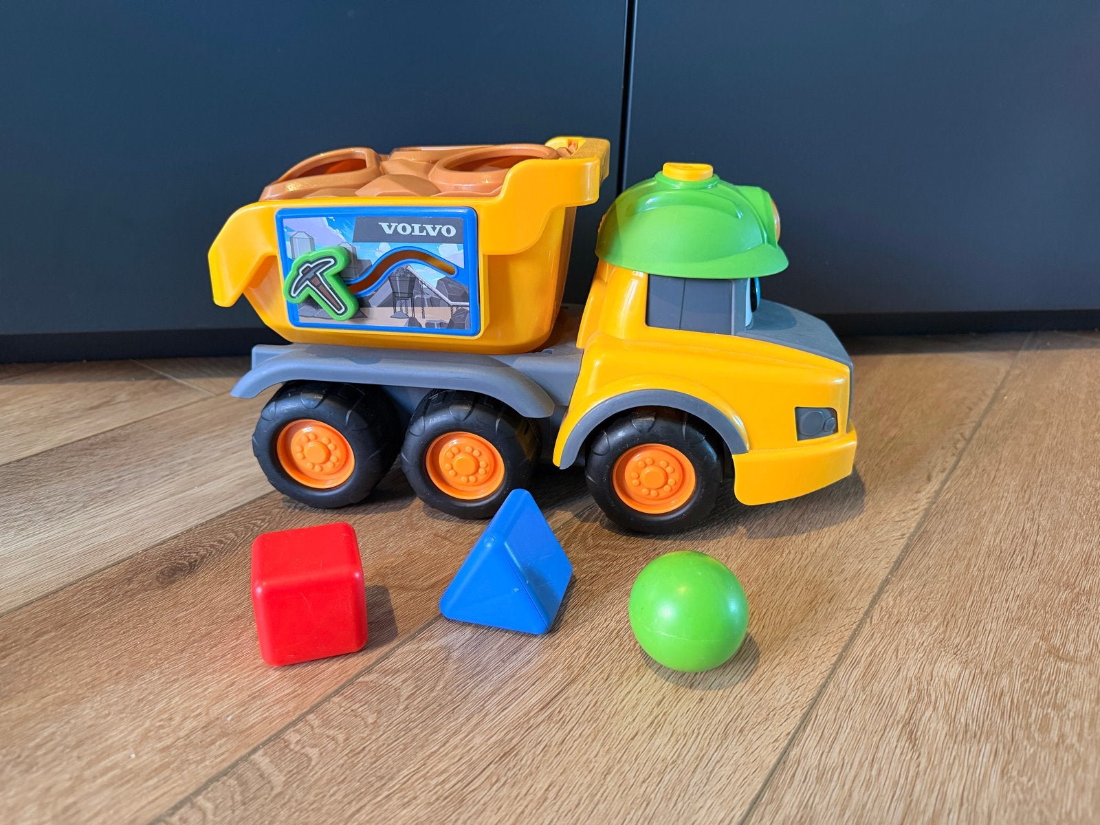 Volvo kiepwagen met vormenstoof en blokken, Ophalen of Verzenden, Gebruikt, Auto, Met wieltjes