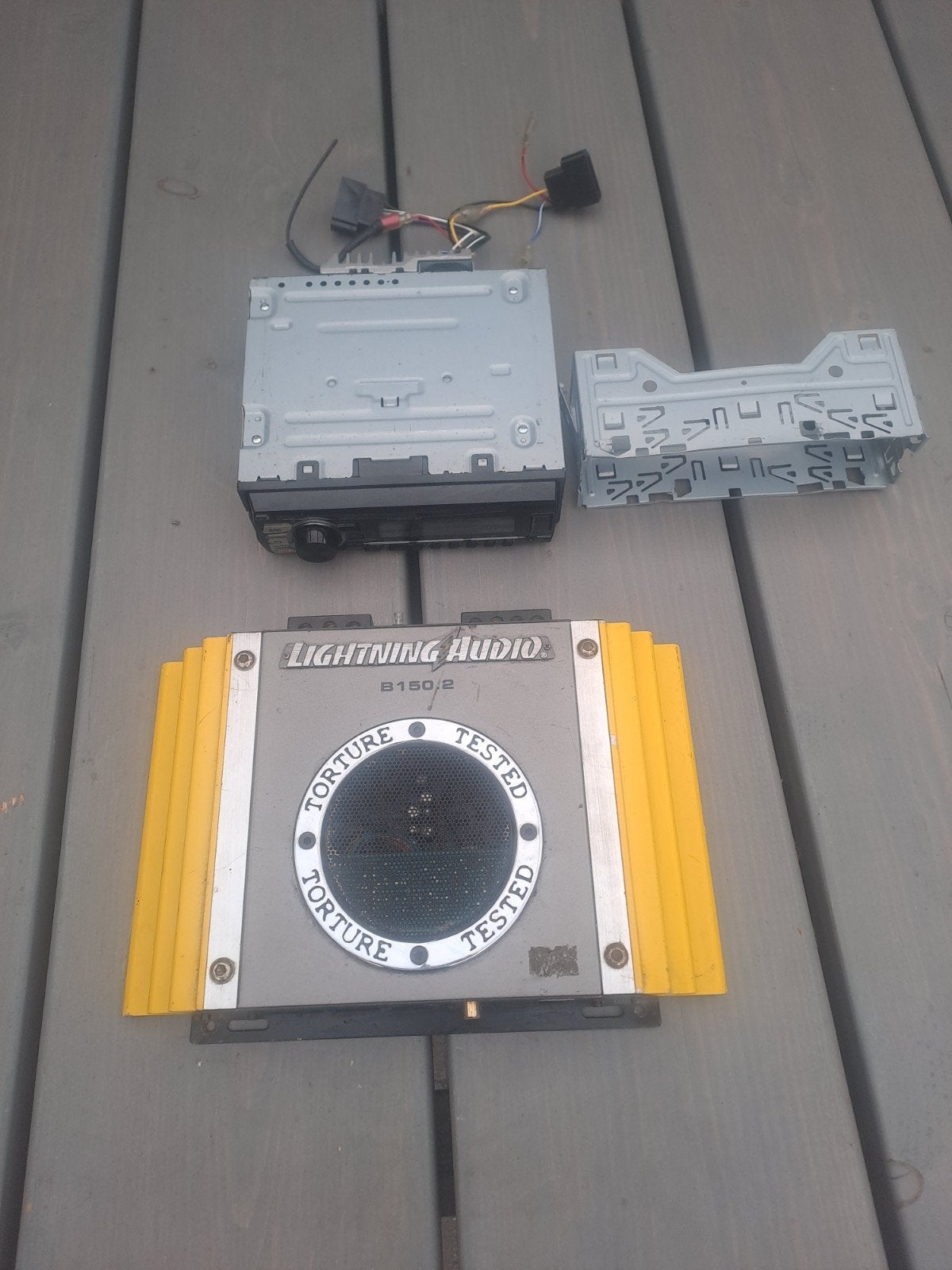 Pioneer autoradio met Lightning Audio versterker, Ophalen