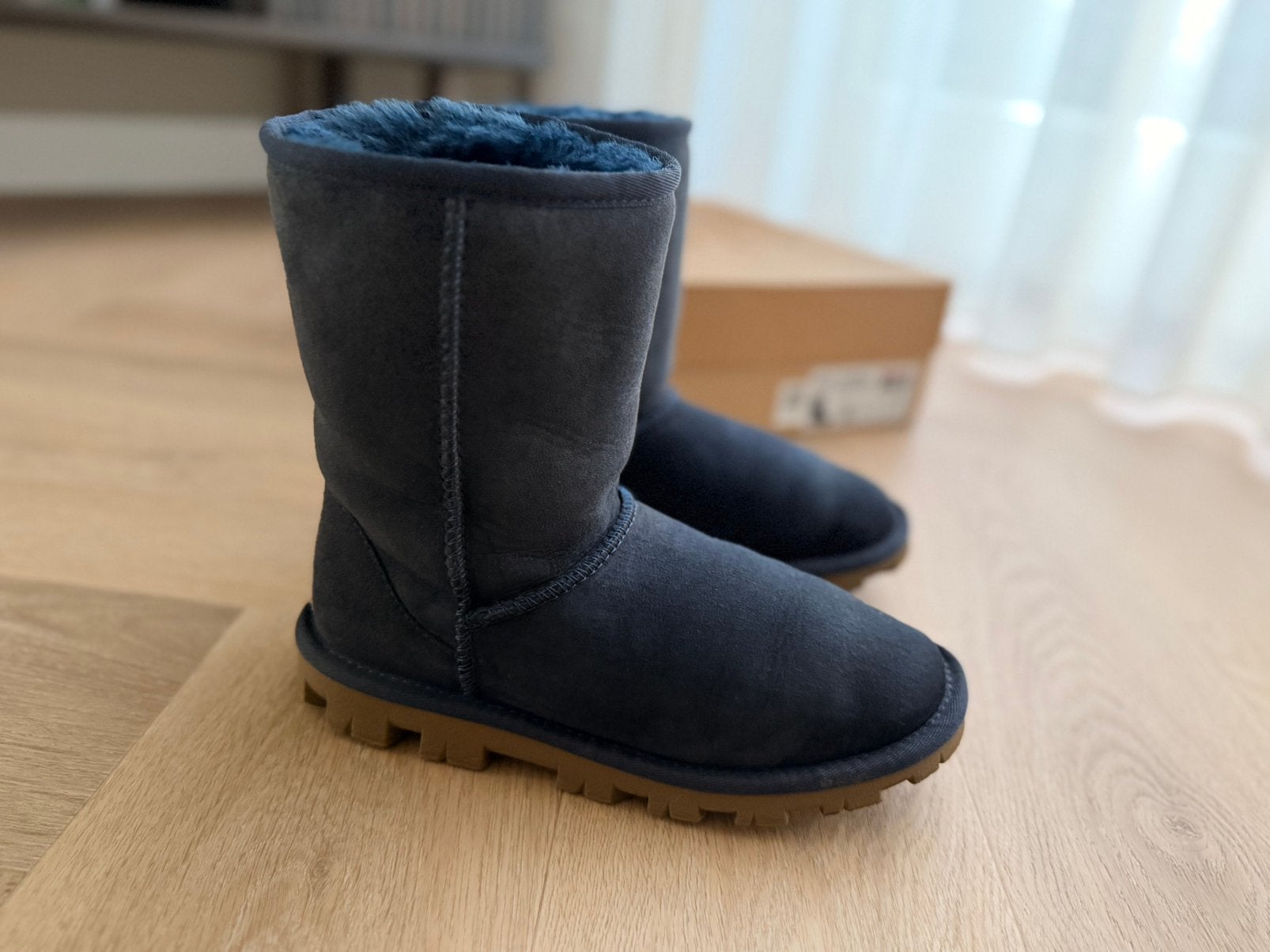 UGG Essential Short dameslaarzen Navy maat EU 36, Kleding | Dames, Schoenen, Ophalen, Zo goed als nieuw, Hoge laarzen