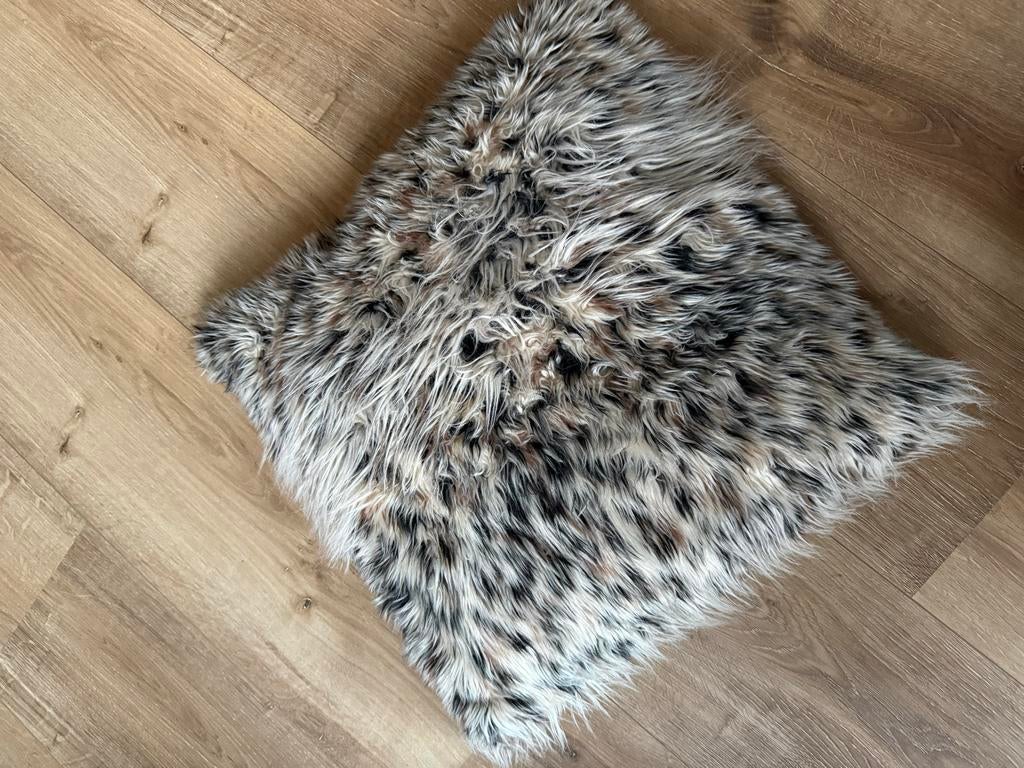 Kussen met bontprint, Huis en Inrichting, Woonaccessoires | Kussens, Ophalen of Verzenden, Gebruikt, Overige kleuren, Vierkant