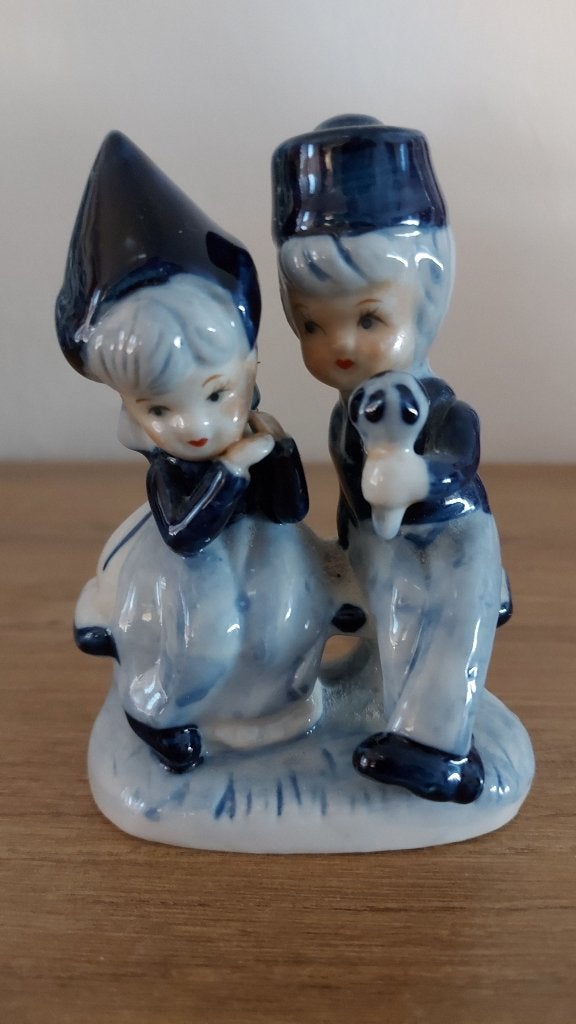 Vintage Delfts Blauw beeldje – Kussend / zittend paar, Ophalen, Gebruikt, Mens