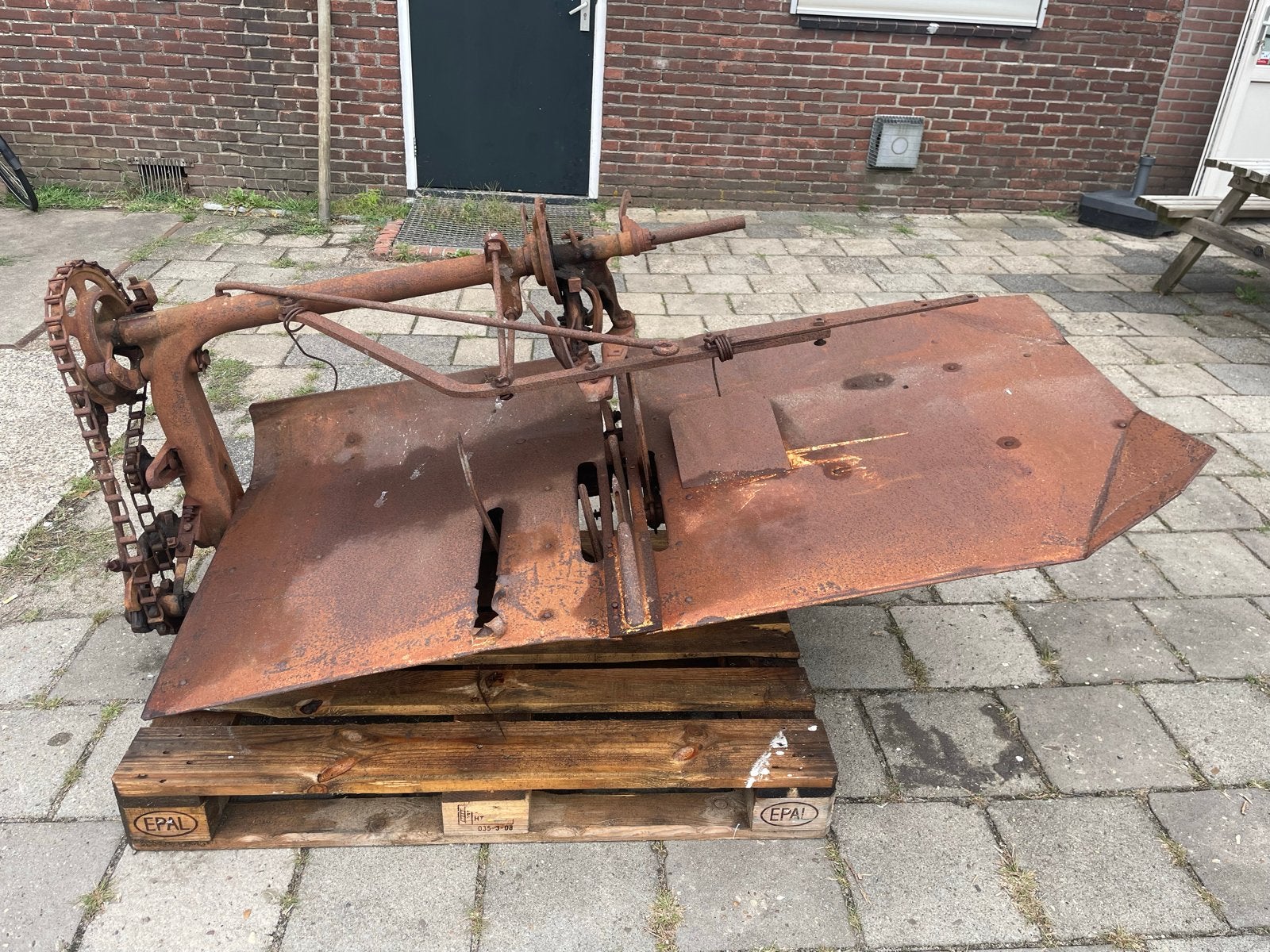 Oldtimer zwadmaaier onderdeel - Koren maaien en binden, Ophalen