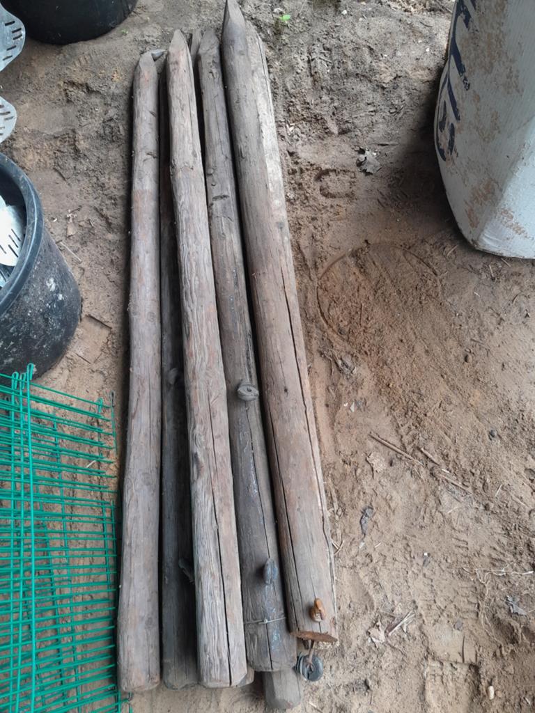 Weipalen 130 cm - Gebruikte houten palen, Ophalen of Verzenden, Gebruikt, Minder dan 180 cm, Palen