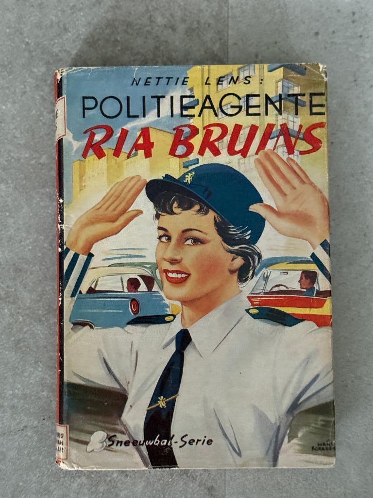 Politie agente Ria Bruins geschreven door Nettie Lens., Ophalen of Verzenden, Gelezen, Nettie lens, Fictie