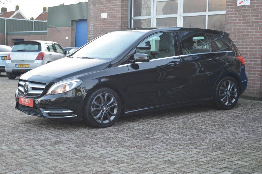 Mercedes-Benz B-Klasse 180 Ambition | AUT - NAVI - TRK.HAAK, 1325 kg, Euro 6, 4 cilinders, Zwart