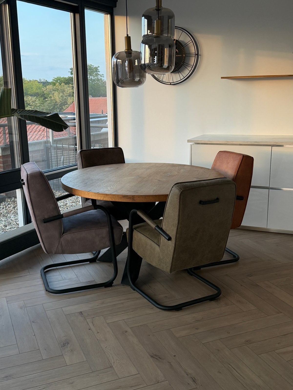 Ronde houten eettafel met 4 eetkamerstoelen, Huis en Inrichting, Complete eetkamers, Ophalen, Gebruikt, Industrieel, 4 tot 6 stoelen