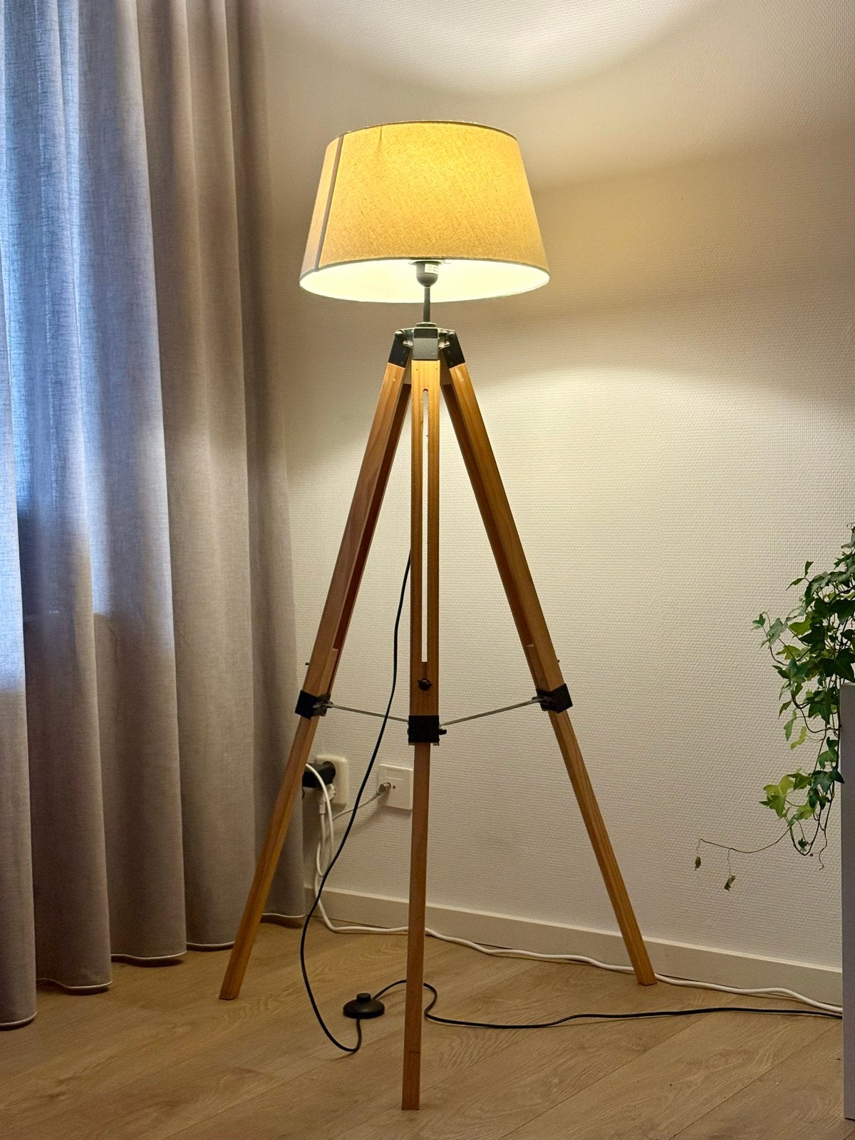 Vloerlamp met houten driepoot en stoffen kap, Huis en Inrichting, Lampen | Vloerlampen, Ophalen, E27 (groot), Zo goed als nieuw