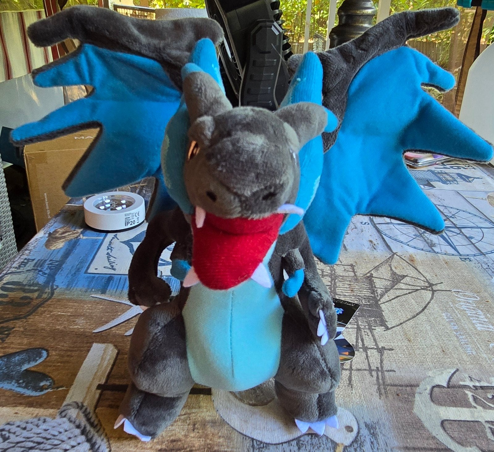 Pokémon Mega Charizard EX Pluche Pop - Zwart/Blauw, Overige typen, Nieuw, Ophalen of Verzenden, Met label