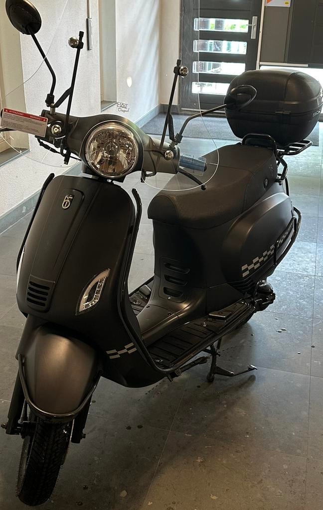 Stijlvolle Mat Zwarte Scooter met Windscherm en Topkoffer, Fietsen en Brommers, Zo goed als nieuw, Benzine, Ophalen, Overige merken