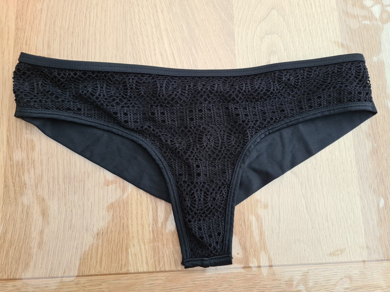 NIEUW Bikinislip mt 40/42 zwart leuke voorkant met embleem, Ophalen, Nieuw, Zwart, Bikini