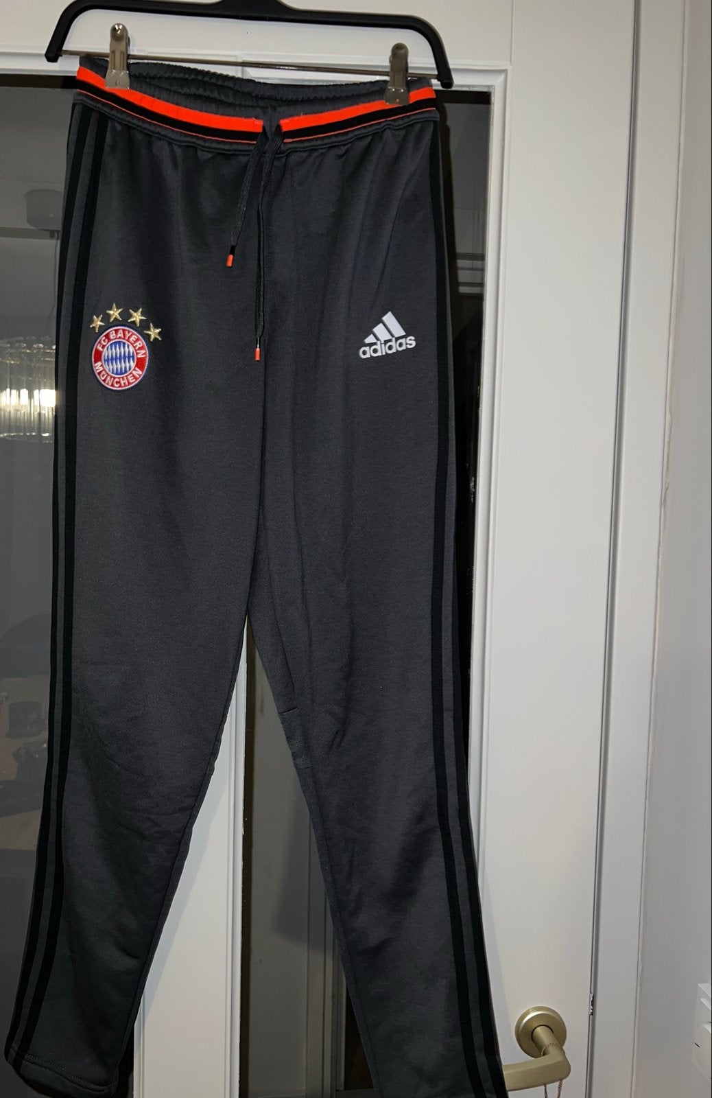 3 Adidas broeken: Manchester United, Bayern München & Zwart, Ophalen of Verzenden, Gedragen, Maat 46 (S) of kleiner, Zwart