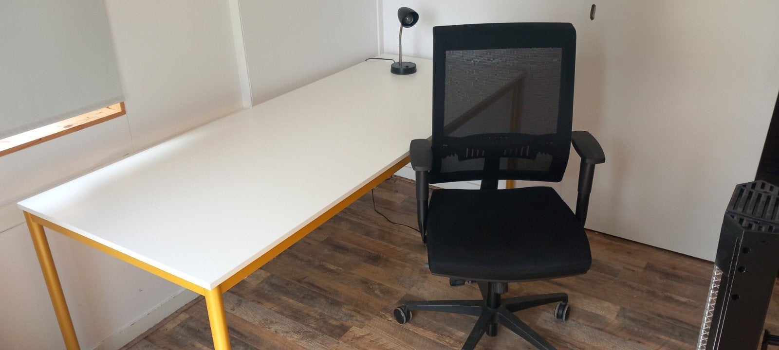 bureau + printer tafel ,  bureaustoel en lampje, Ophalen, Zo goed als nieuw, Geel