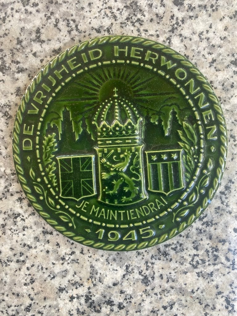 Aardewerk plaquette 1945, Mosa Maastricht, Bevrijding,oorlog, Antiek en Kunst, Ophalen of Verzenden