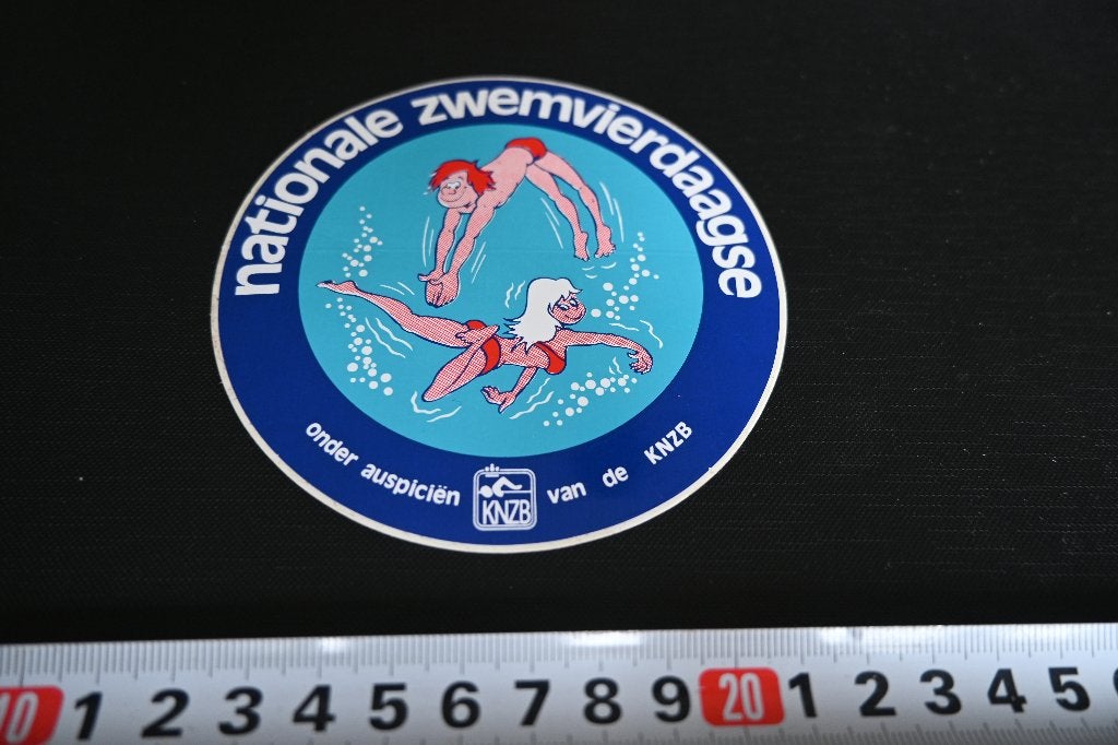 sticker KNZB Nationale zwemvierdaagse   strip LD151 *, Ophalen, Zo goed als nieuw