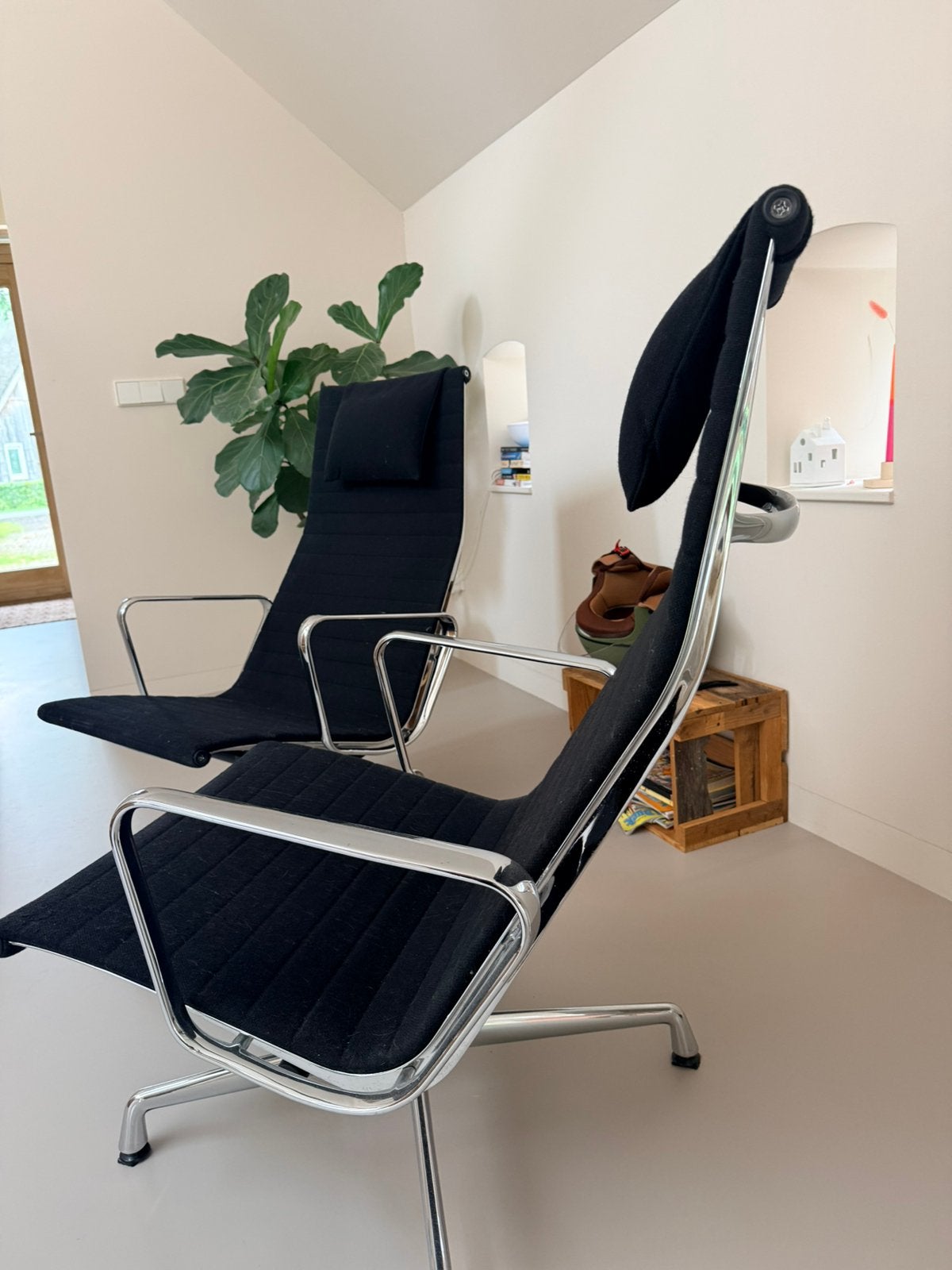 Te Koop:Vitra Eames Aluminium Chair EA 124 Lounge - zwart, Huis en Inrichting, Ophalen of Verzenden, Zo goed als nieuw, 75 tot 100 cm