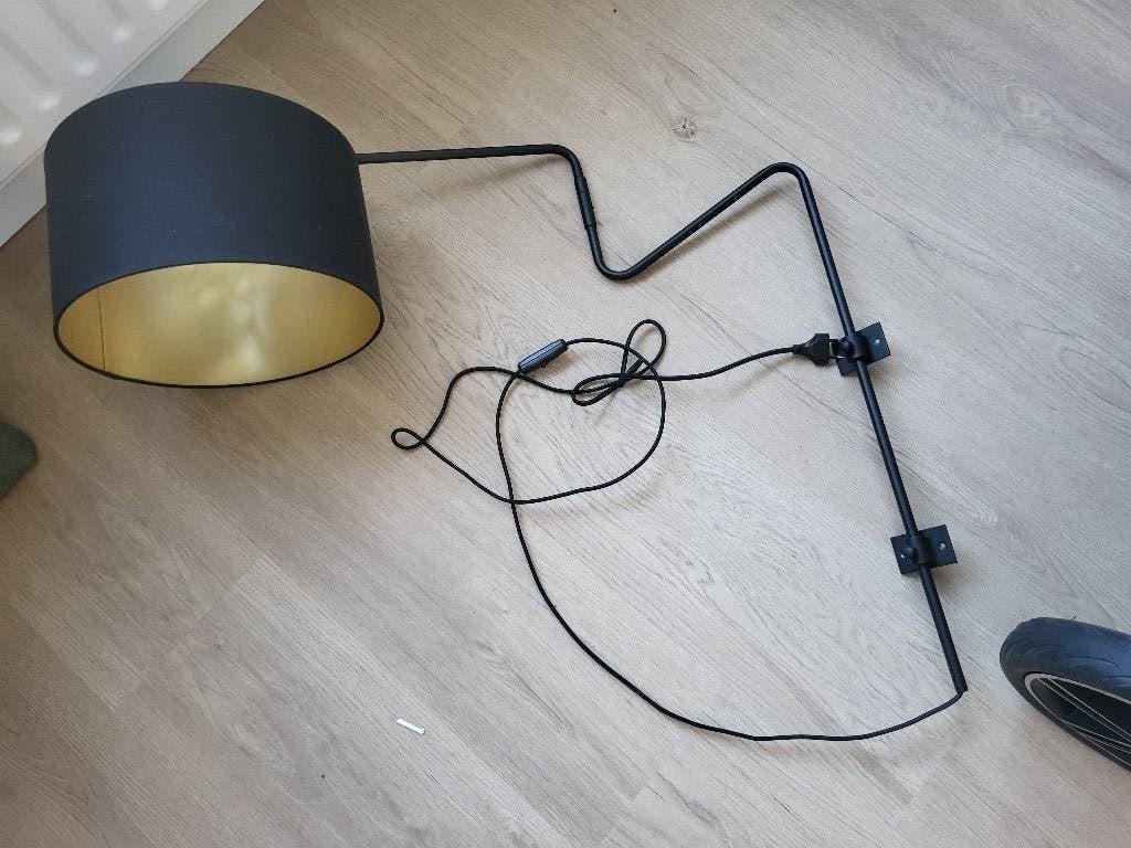 Zwarte wandlamp met verstelbare arm en gouden kap, Ophalen, Zwart, Metaal, Zo goed als nieuw
