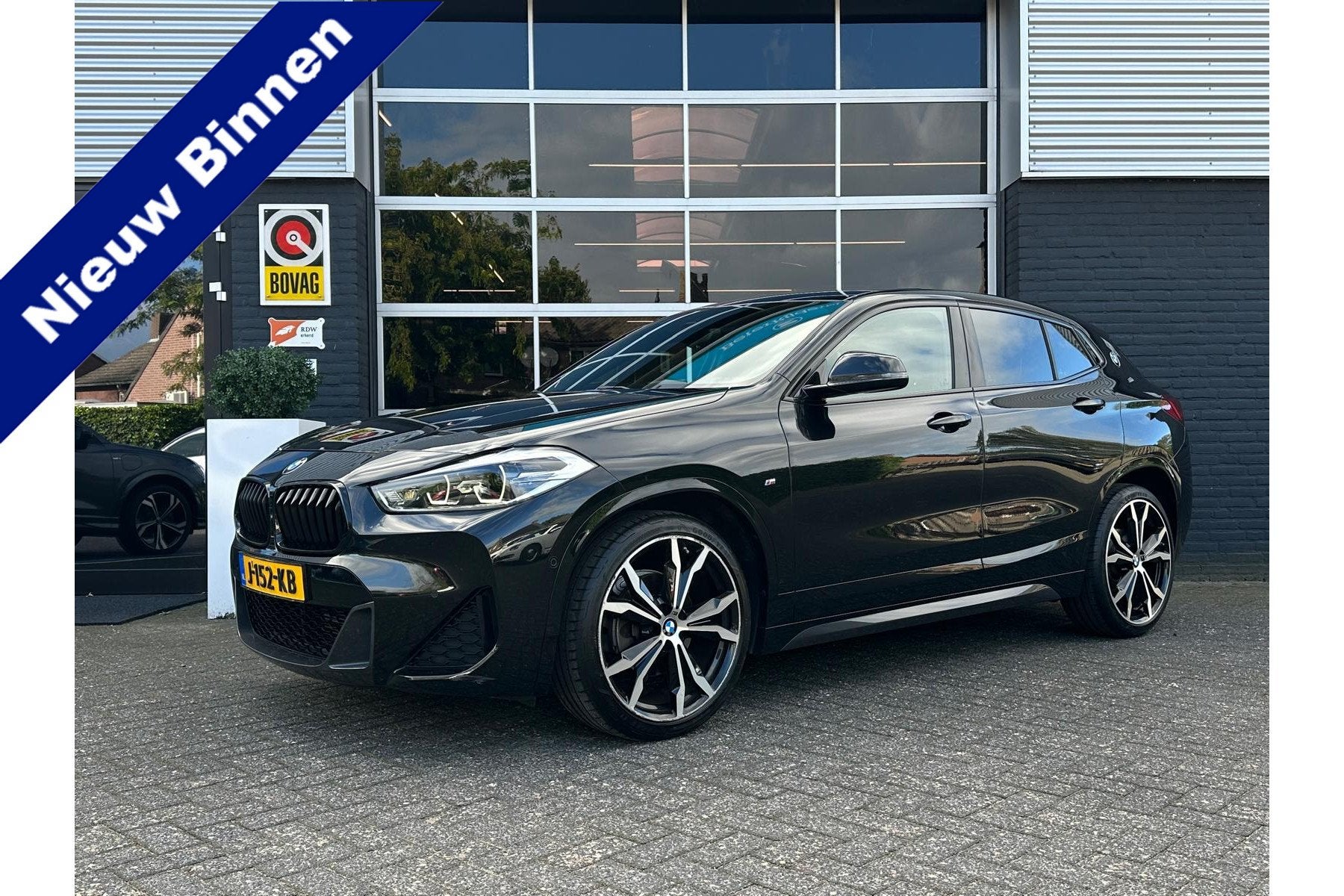BMW X2 sDrive18i High Executive, M-pakket Automaat, Cruise,, 745 kg, X2, Gebruikt, Zwart