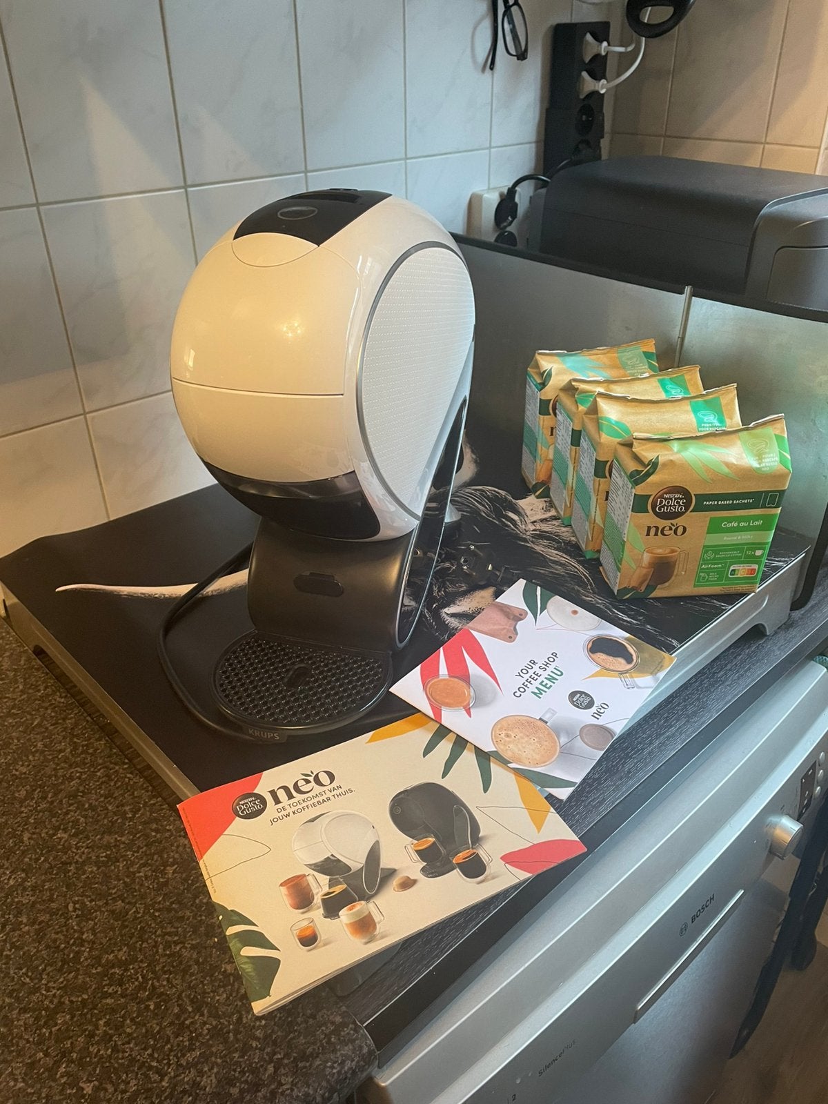 Dolce gusto neo, Ophalen, Overige modellen, Zo goed als nieuw, Koffiepads en cups