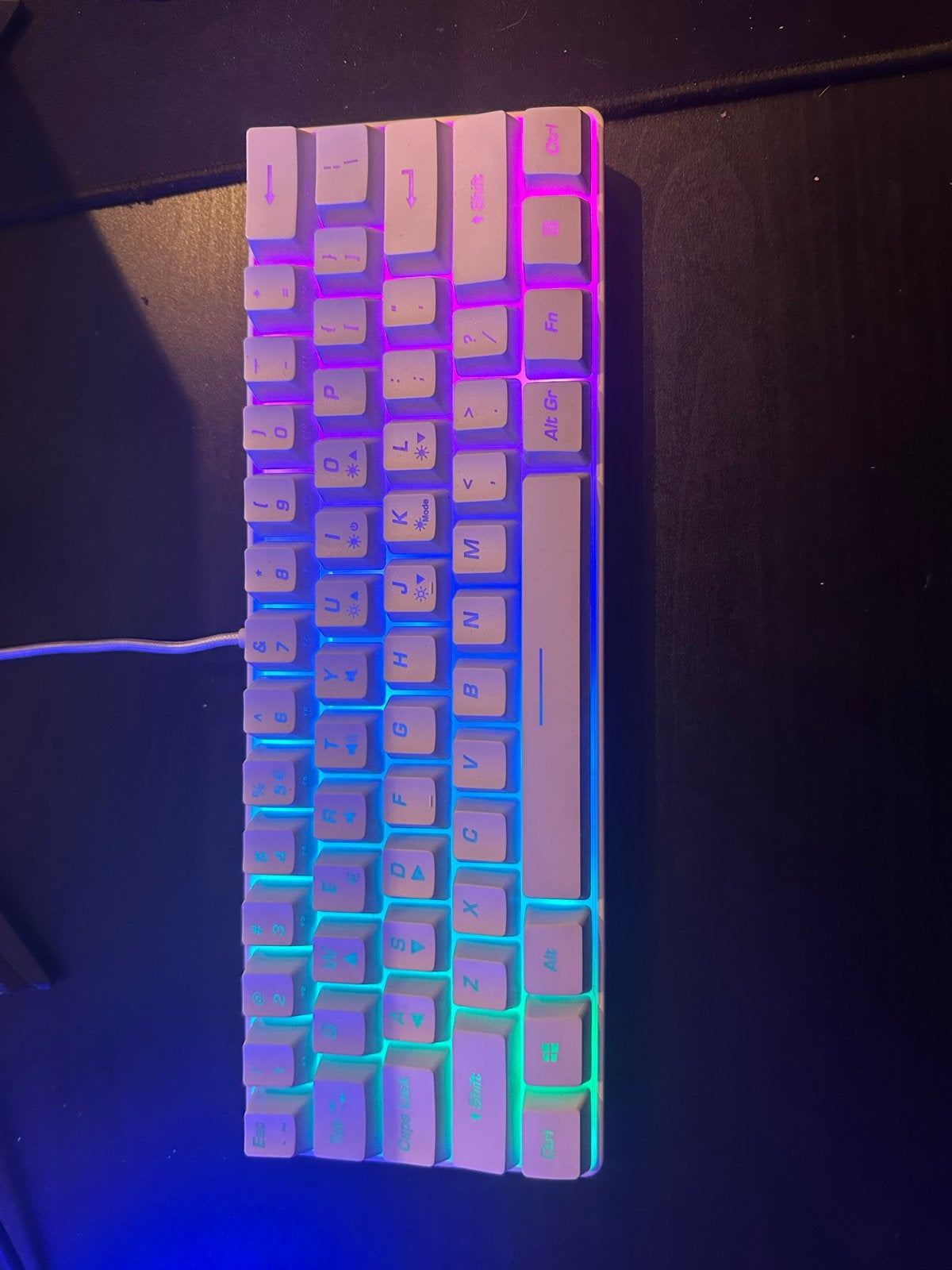 Wit bedraad toetsenbord met RGB verlichting, Gebruikt, Gaming toetsenbord, Ophalen of Verzenden, Qwerty