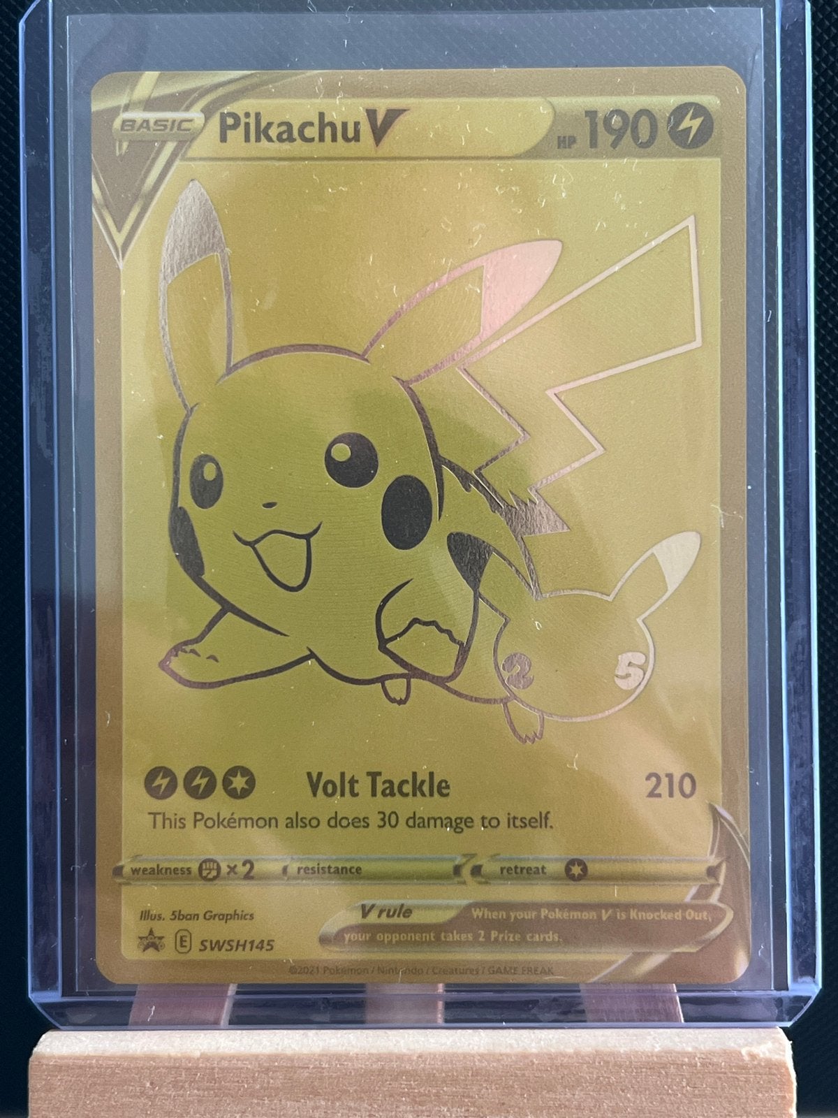 Pikachu V SWSH145 Gold Foil Pokémon Kaart, Ophalen of Verzenden, Zo goed als nieuw, Losse kaart, Foil