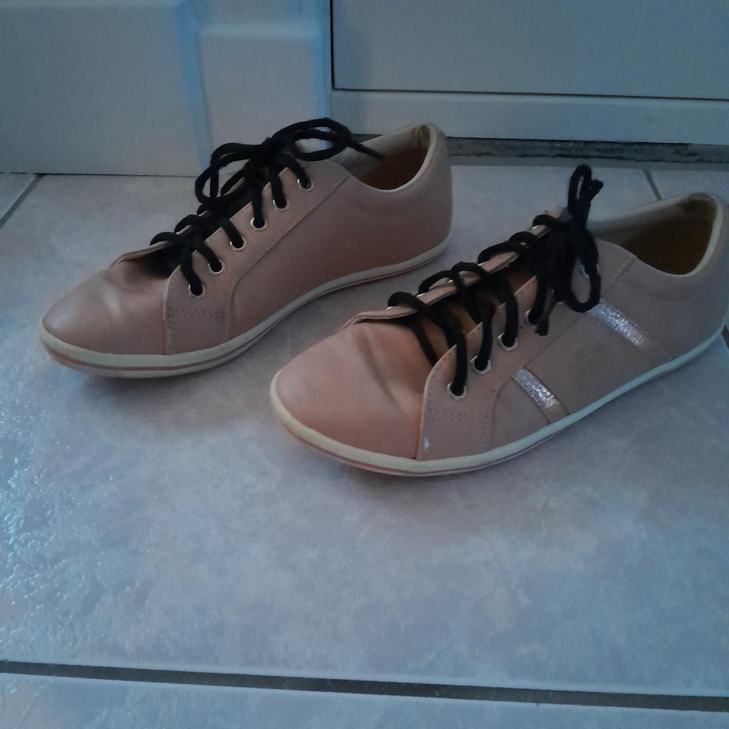 Zalmroze sneakers mt 37, Kleding | Dames, Schoenen, Ophalen of Verzenden, Zo goed als nieuw, Roze, Sneakers of Gympen