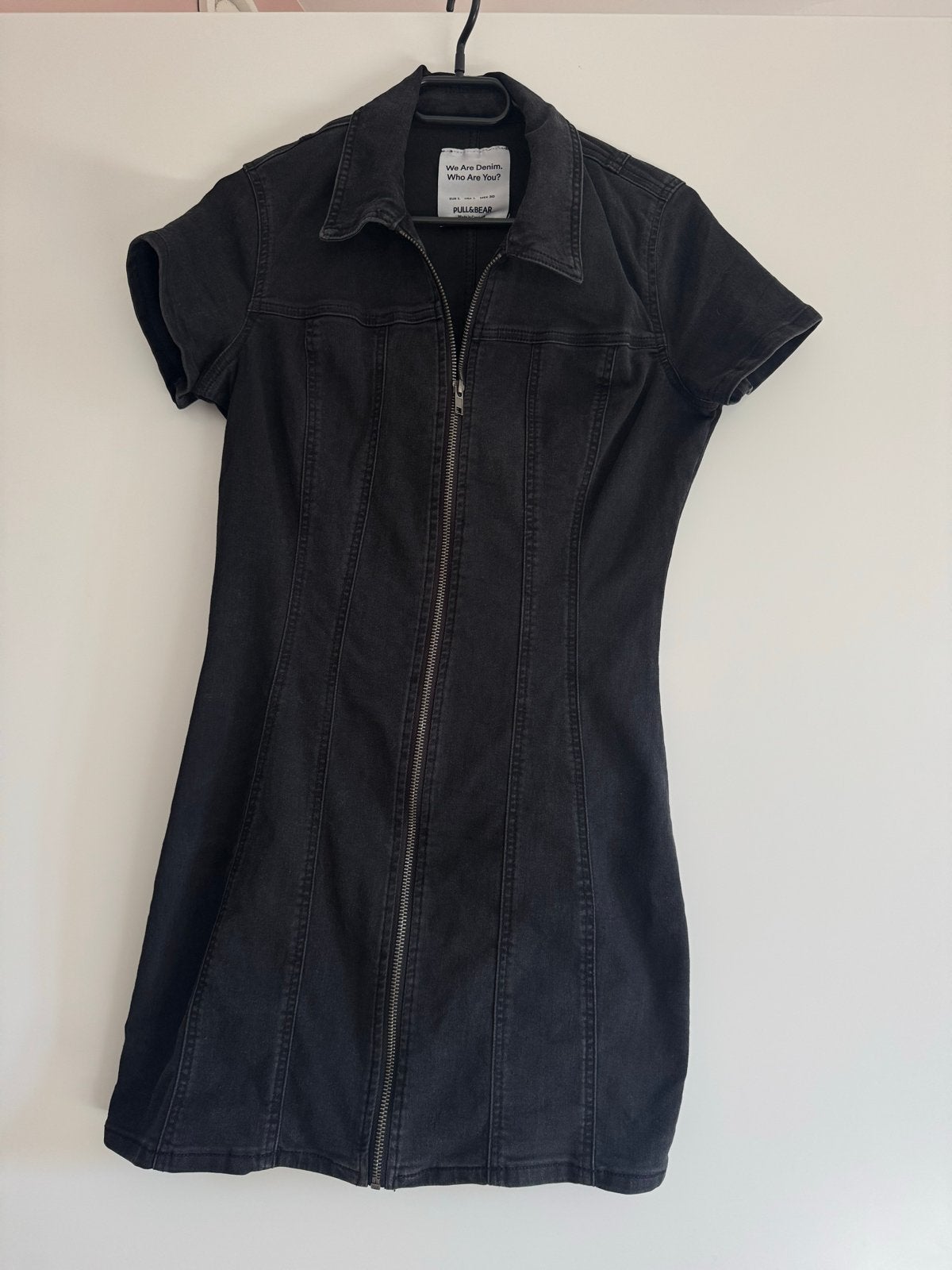 Pull&Bear spijkerjurk met rits, Maat 38/40 (M), Zwart, Nieuw, Ophalen of Verzenden