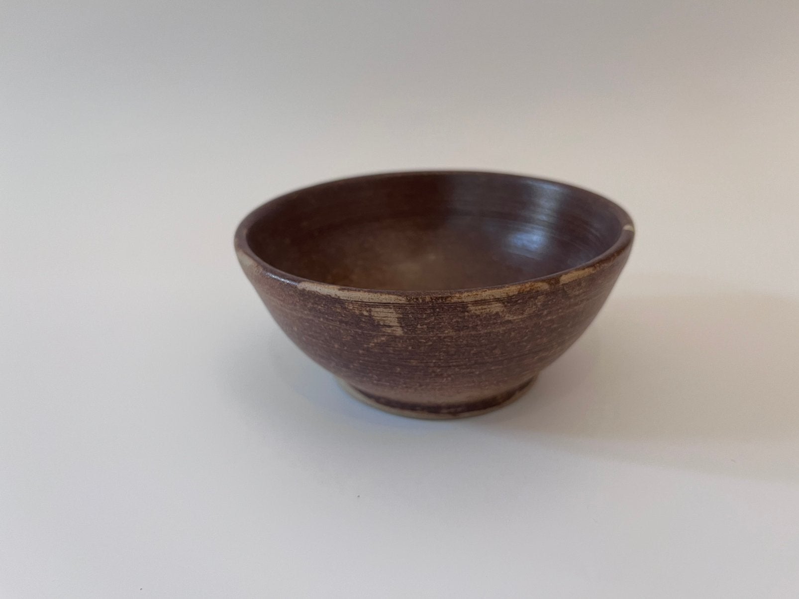Antieke handgedraaide Franse kom, wabi-sabi bruin steengoed, Ophalen of Verzenden