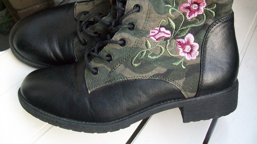 Stoere camouflage laarzen met bloemen borduursel  39, Kleding | Dames, Zwart, Lage of Enkellaarzen, Ophalen of Verzenden, Zo goed als nieuw