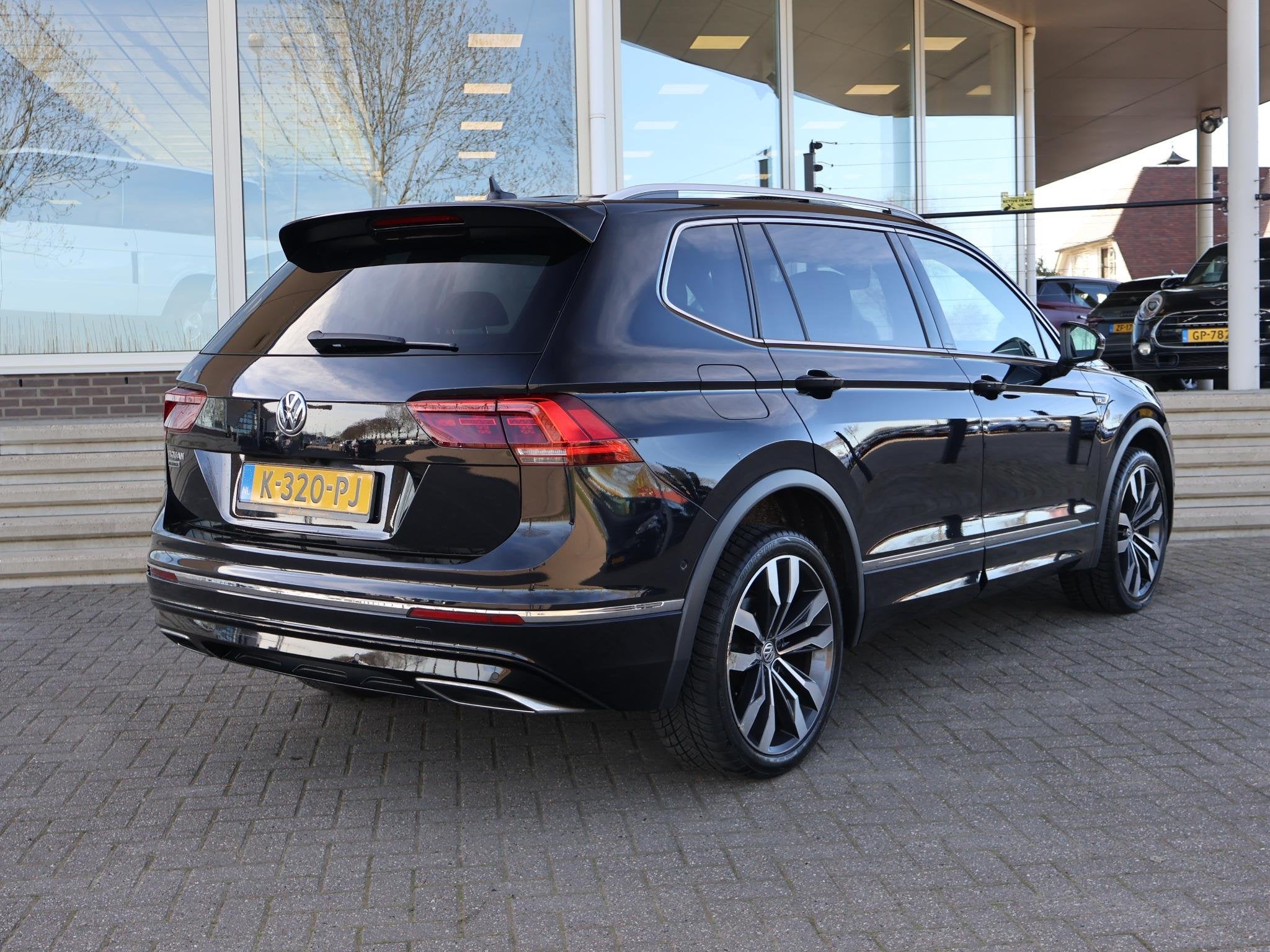 Volkswagen Tiguan Allspace 1.5 TSI DSG 7-PERS. R-LINE + PANO, 150 pk, 7 stoelen, Zwart, Origineel Nederlands
