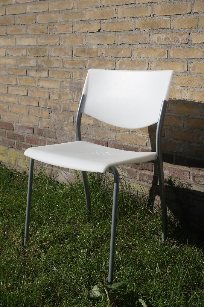 Ahrend kunststof stoelen stapelbare kantinestoelen, Kunststof, Gebruikt, Wit, Ophalen of Verzenden