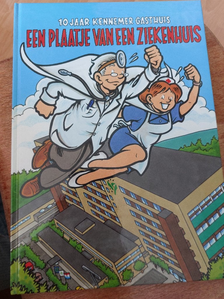 Een plaatje van een ziekenhuis 10 jaar Kennemer gasthuis, Boeken, Eén stripboek, Ophalen of Verzenden, Zo goed als nieuw