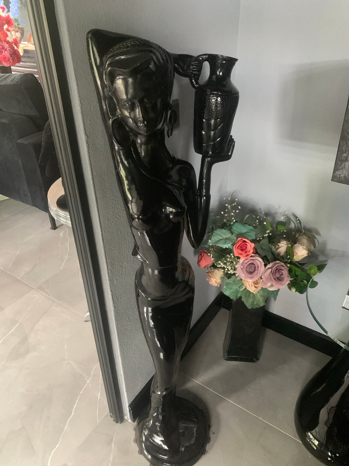 Grote Zwarte Vrouwenbeeld met Vaas - Modern Decoratie, Kunststof, Ophalen of Verzenden, Handgemaakt, Zwart