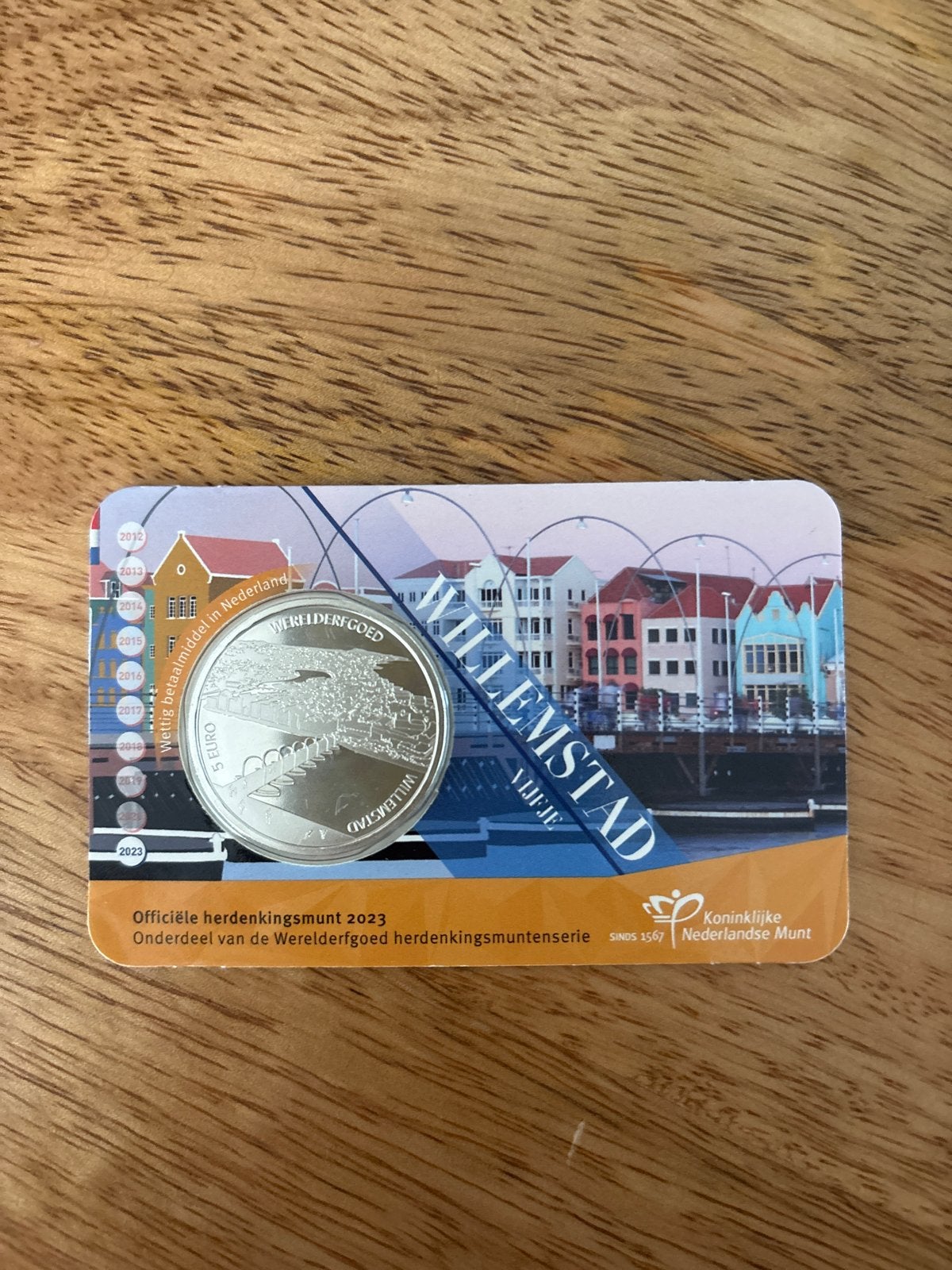 Officiële herdenkingsmunt 2023 Willemstad Curaçao, Ophalen of Verzenden, Koningin Beatrix, Euro's, Losse munt