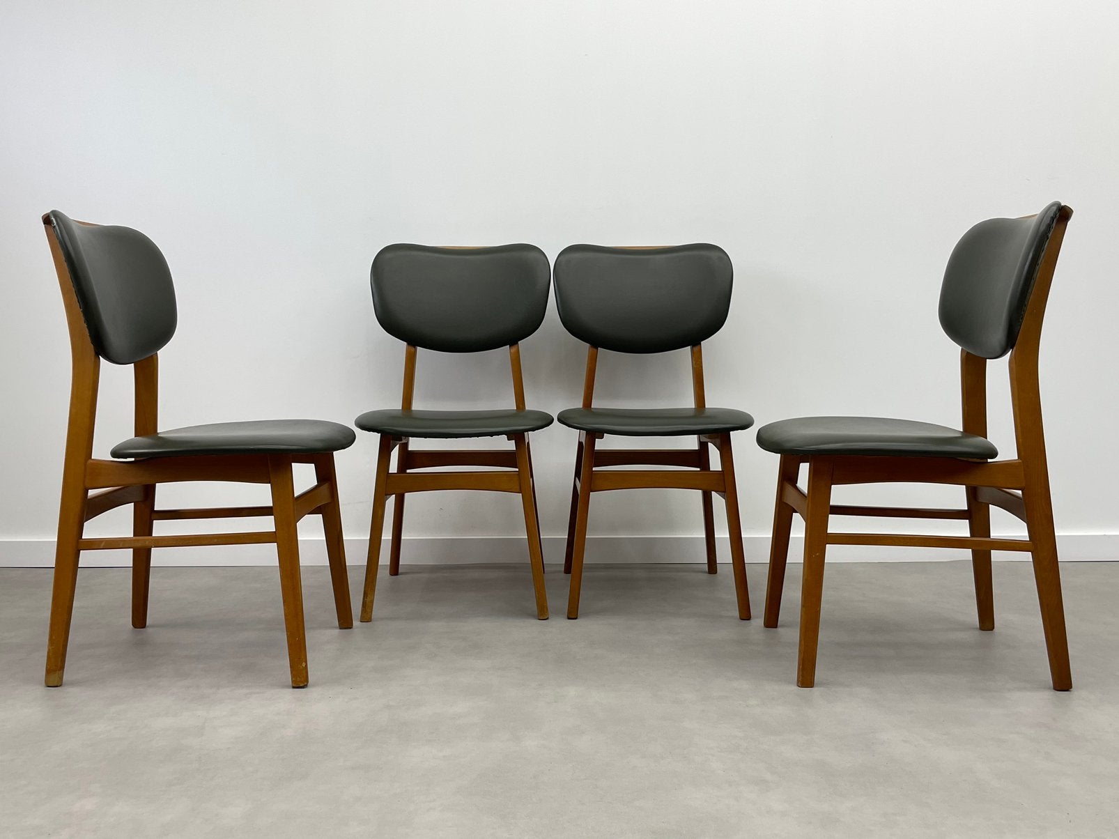 Set van 4 vintage Stoelen Teak Jaren '60, Huis en Inrichting, Stoelen, Ophalen, Zo goed als nieuw, Bruin, Twee