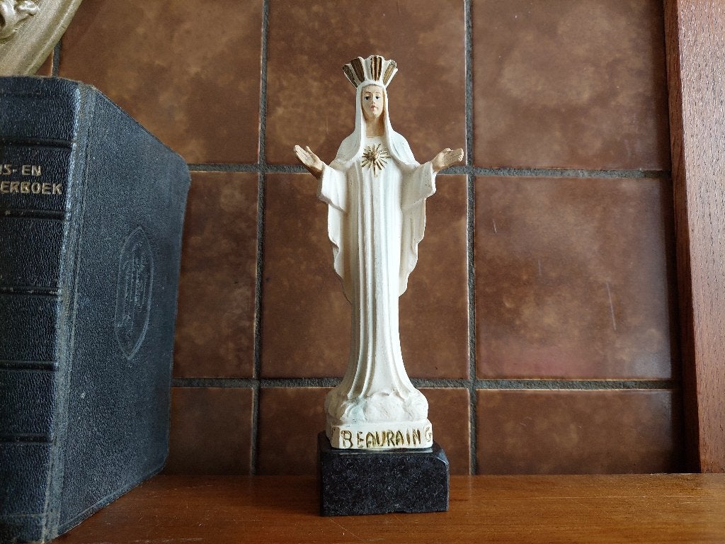 Heilige Maagd / Beauring / Steenachtig materiaal / 17,5 cm., Ophalen of Verzenden