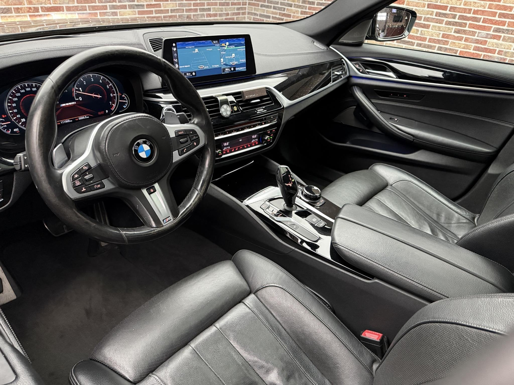 BMW 5-serie M550i xDrive High Executive Stoelverwarming & -v, Automaat, Dealer onderhouden, Gebruikt, 4395 cc