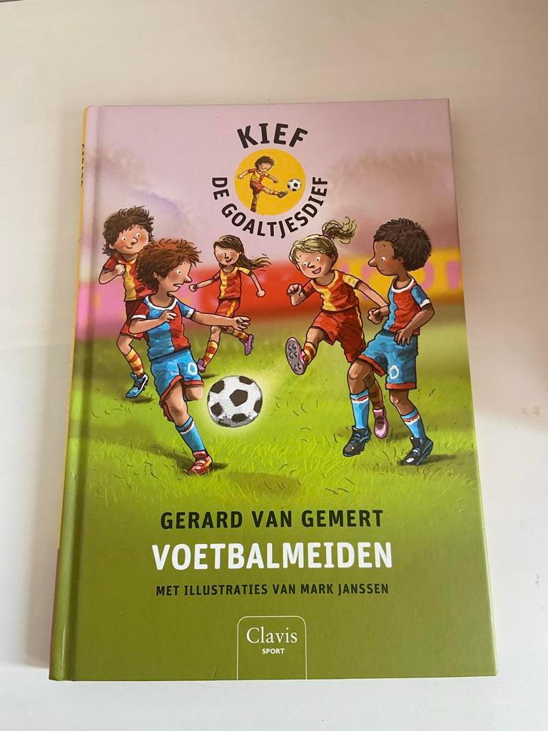 Voetbalmeiden - Gerard van Gemert (Nooit gelezen), Ophalen of Verzenden, Zo goed als nieuw
