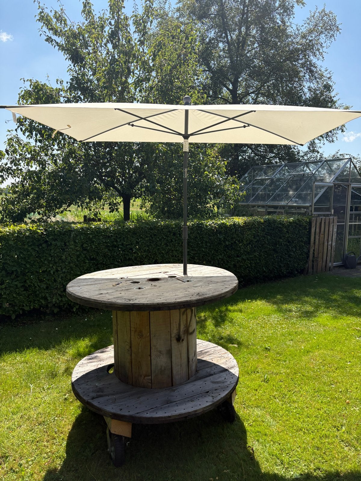 Unieke statafel van kabelhaspel met bierkratruimte!, Tuin en Terras, Ophalen, Gebruikt, Rond, Hout