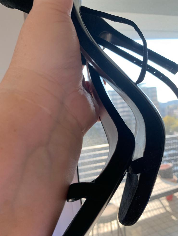 Stuart Weitzman - Nudistsong ankle-strap sandals/ black sued, Kleding | Dames, Schoenen, Ophalen of Verzenden, Zo goed als nieuw