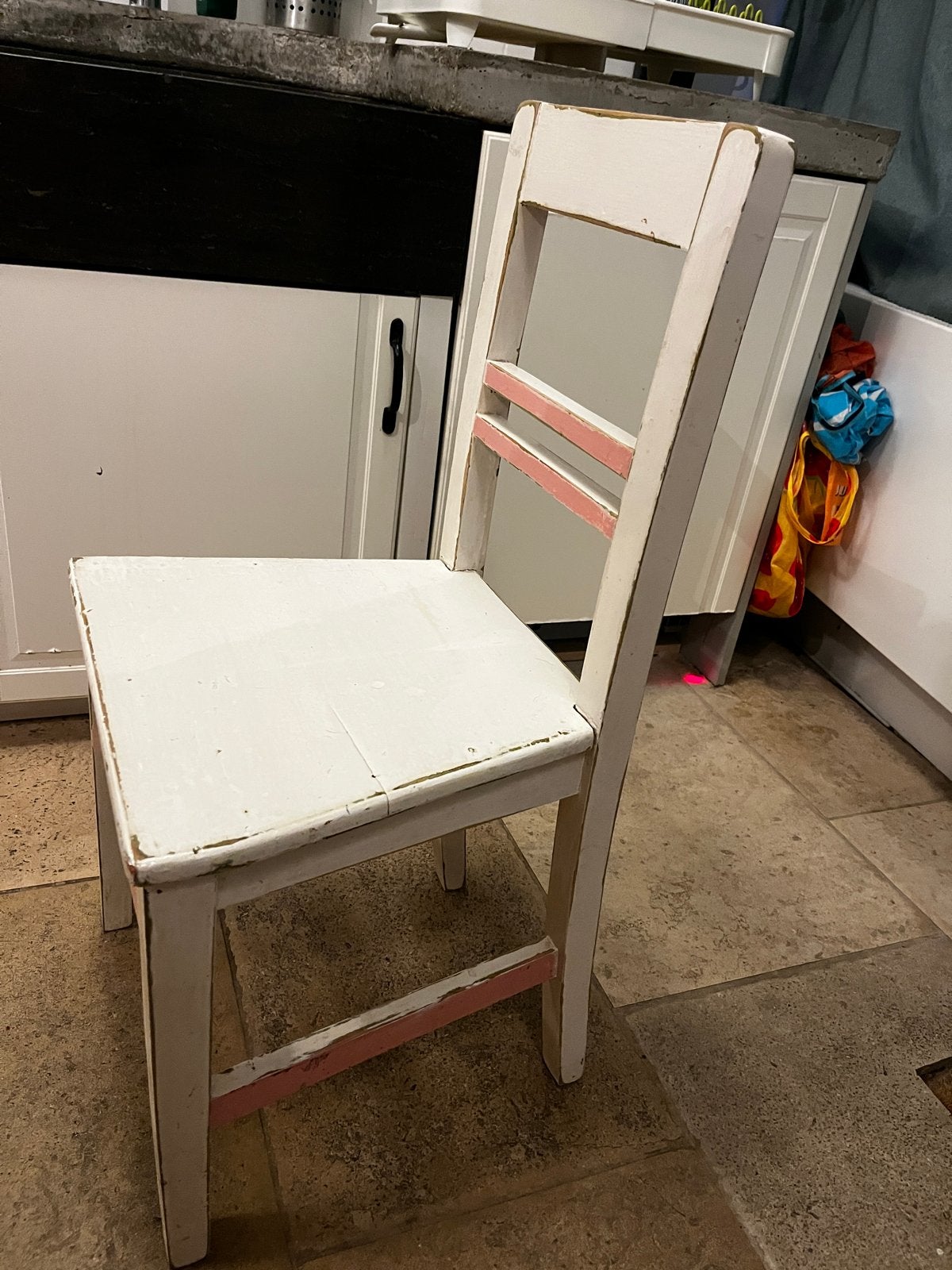 Vintage Hungaarse houten stoel wit met roze accenten, Ophalen