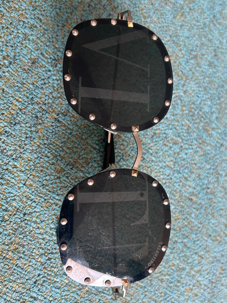 Vintage Valentino zonnebril studs Made in Italy, Overige merken, Gebruikt, Zonnebril, Zwart