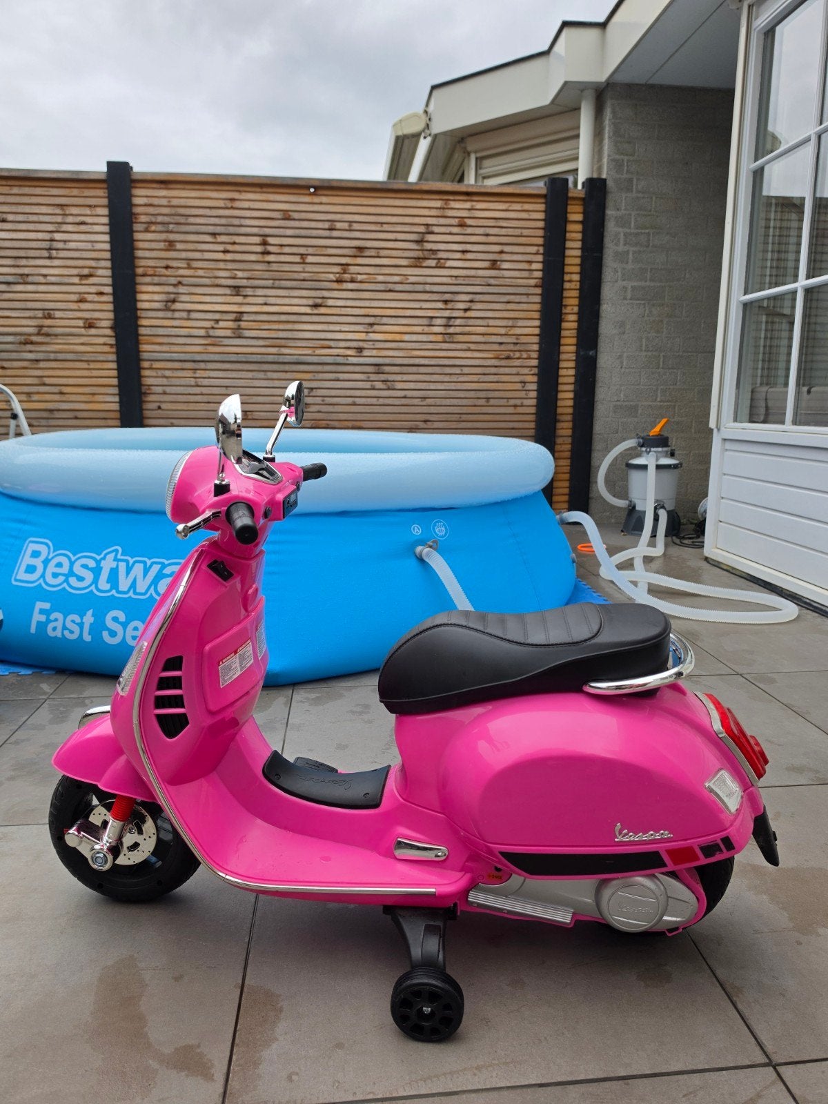 Roze Vespa Kinderscooter - Elektrisch Rijspeelgoed, Ophalen of Verzenden, Gebruikt