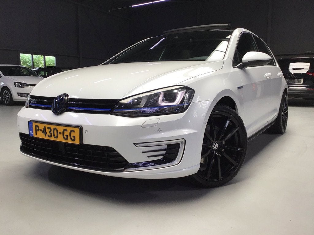 Volkswagen Golf 1.4 TSI GTE I Pano I Camera I Stoelverw I Na, Stof, Gebruikt, Euro 6, 4 cilinders