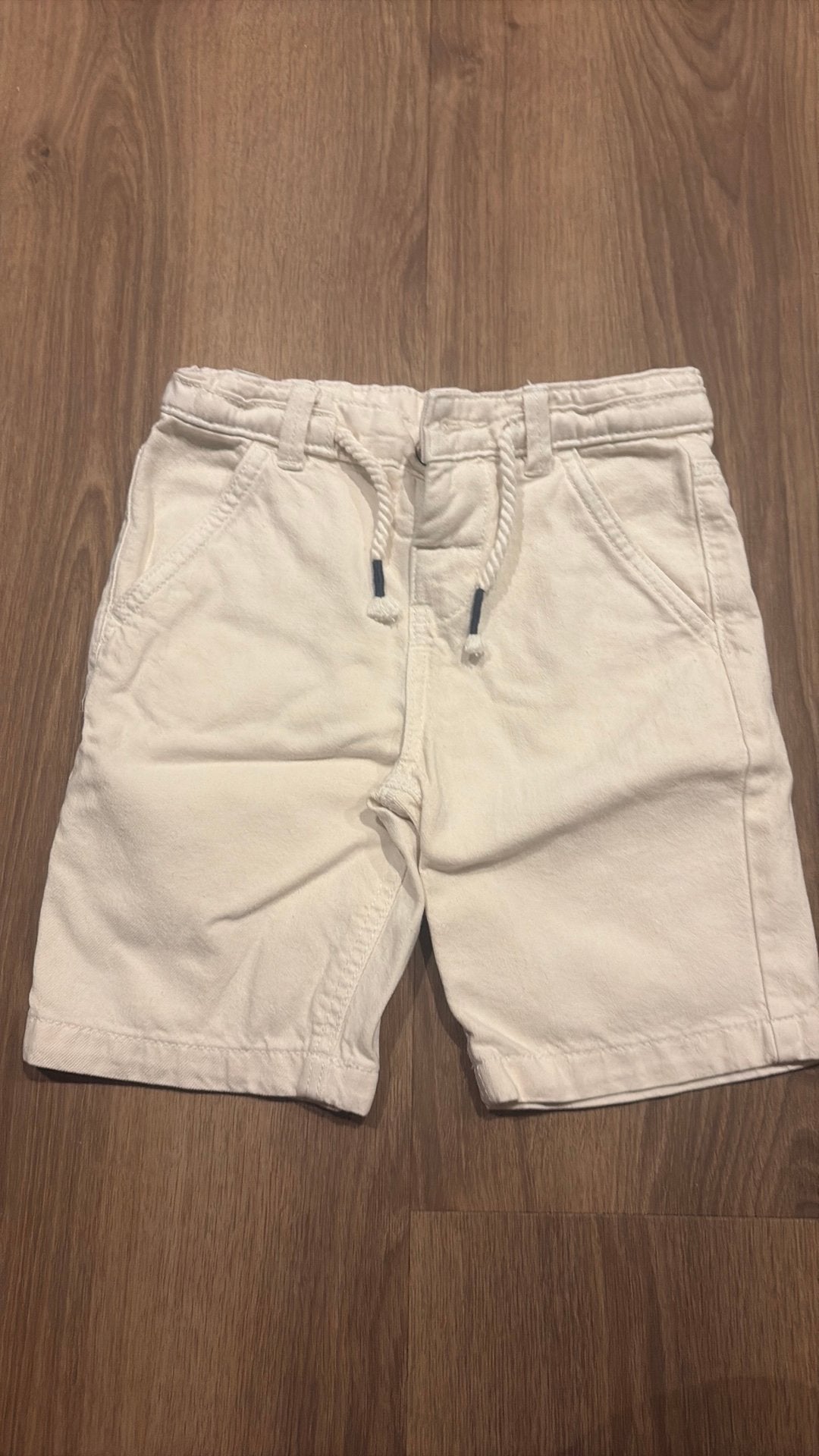 Nieuwe witte korte broek, van C&A maat 110, Kinderen en Baby's, Kinderkleding | Maat 110, Ophalen of Verzenden, Nieuw, Jongen of Meisje