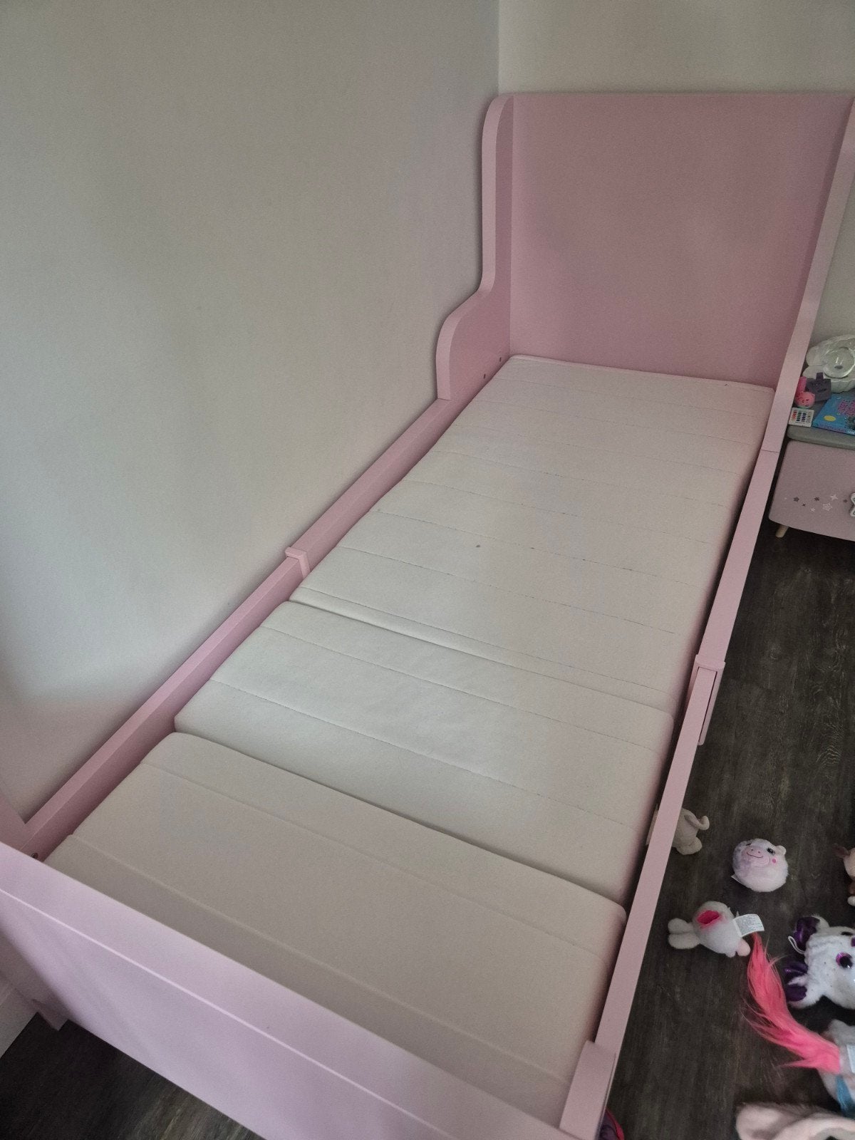 Meegroeibed met matras - Roze (Ikea), Kinderen en Baby's, Kinderkamer | Bedden, Ophalen, 70 tot 85 cm, Zo goed als nieuw, Matras