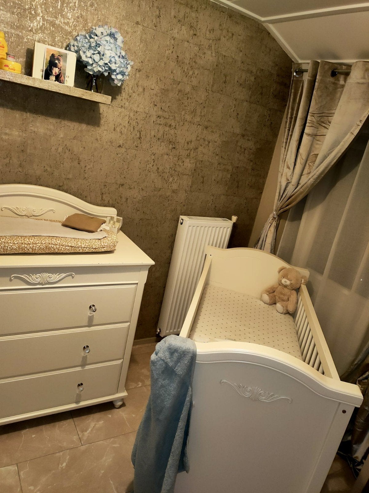 Ledikant babybed. Gebroken wit met sierlijst., 70 tot 85 cm, Ophalen of Verzenden, Zo goed als nieuw, Lattenbodem