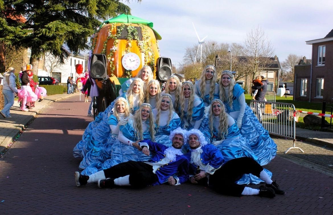 Loopgroep Assepoester Carnavalskleding met koets, Ophalen, Carnaval, Maat 42/44 (L), Zo goed als nieuw